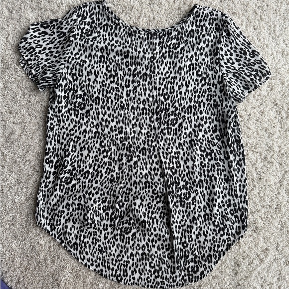 Chelsea & Theodore Women's Snow Leopard Print Short Sleeve Blouse Size Large - Picture 2 of 4